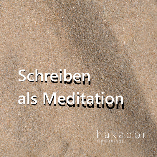 In unseren Blogbeitrag erfahren Sie wie Schreiben der Meditation dienen kann.