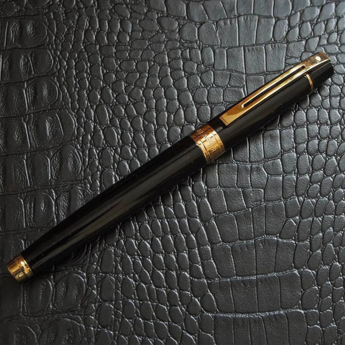Sheaffer Tintenroller 300 schwarzer Schaft mit goldfarbenen Beschlägen