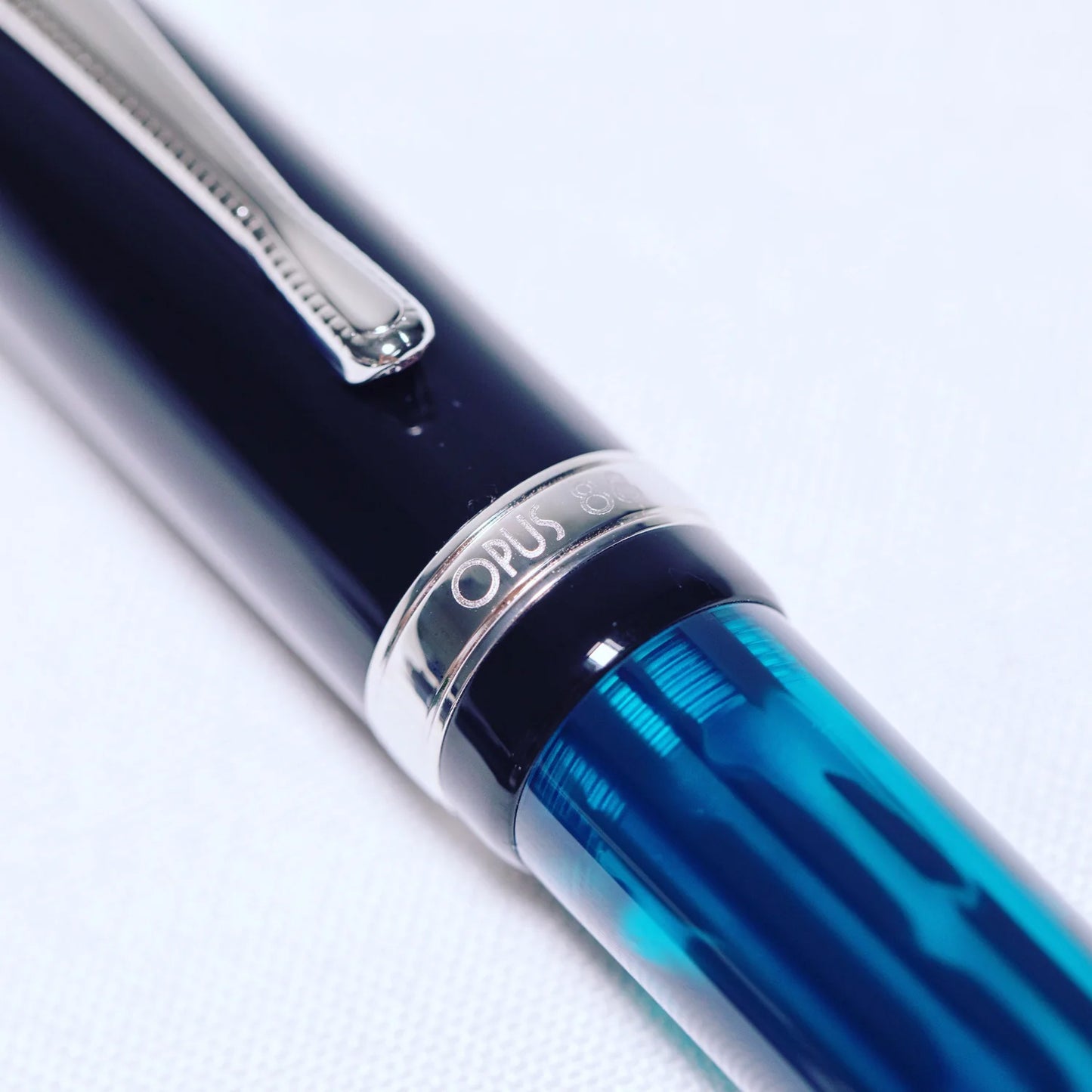 Der Opus 88 Jazz Füllfederhalter in Blau.