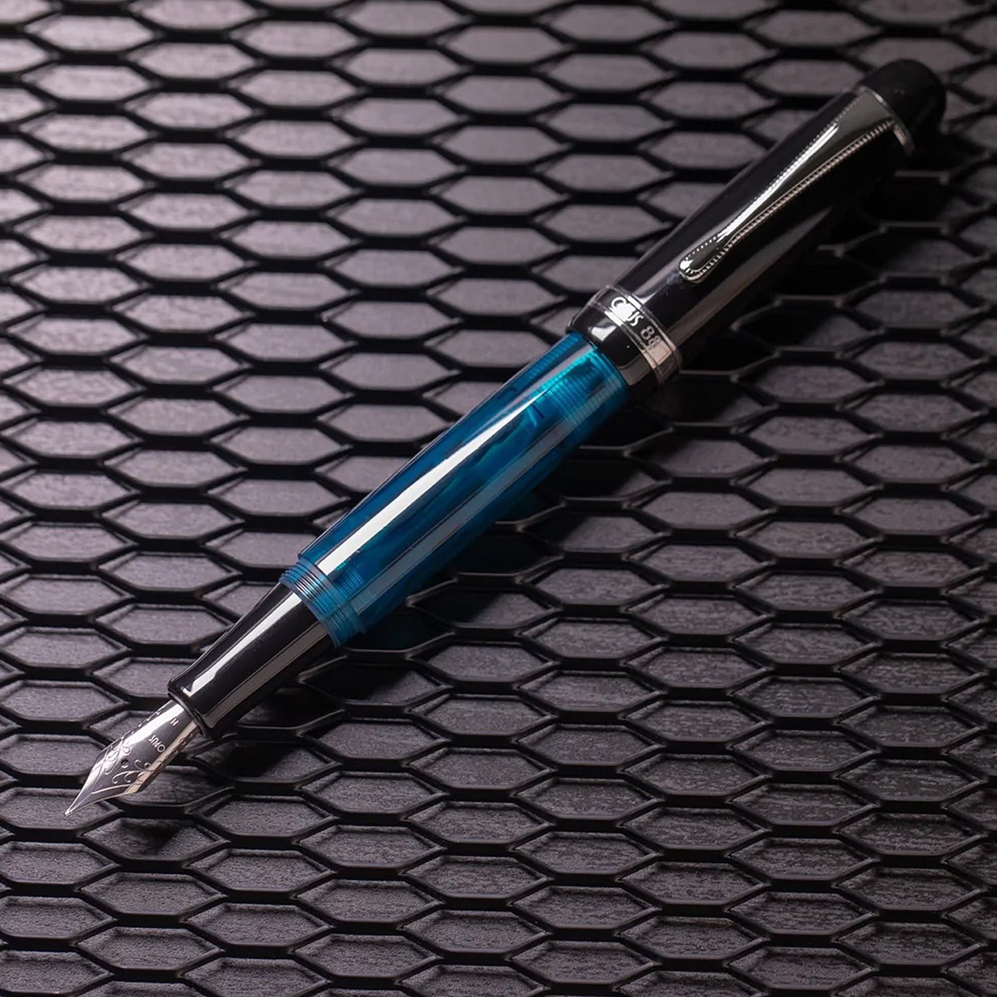 Der Opus 88 Jazz Füllfederhalter in Blau.