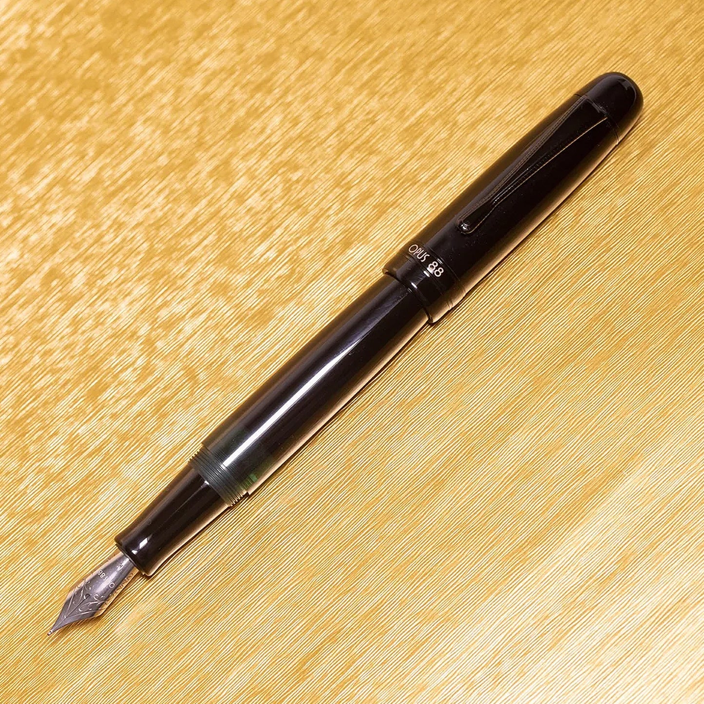 Edler schwarzer Füllfederhalter von Opus.