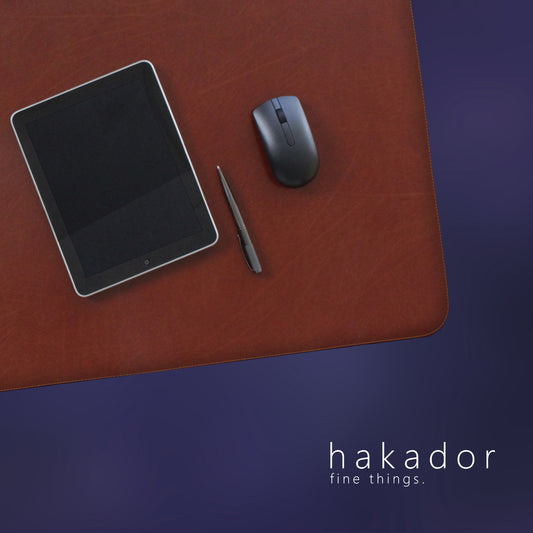 Schreibunterlagen und Schreibtischunterlagen aus Leder und Kunstleder finden Sie bei Hakador.