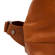 Lade das Bild in den Galerie-Viewer, The Chesterfield Brand Rucksack KOLKATA Cognac | Echtes Leder
