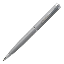 Lade das Bild in den Galerie-Viewer, Der Hugo Boss ACE Light Grey Kugelschreiber ist einfach besonders. Finden Sie Ihren ACE Light Grey Kugelschreiber bei uns im Onlineshop. Schnelle Lieferung und hohe Kundenzufriedenheit.
