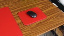 Lade das Bild in den Galerie-Viewer, Rotes Mousepad aus regeneriertem Leder
