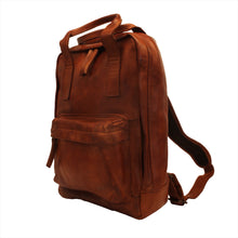 Lade das Bild in den Galerie-Viewer, Bear Design Rucksack MAJA Mini Cognac | Echtes Leder
